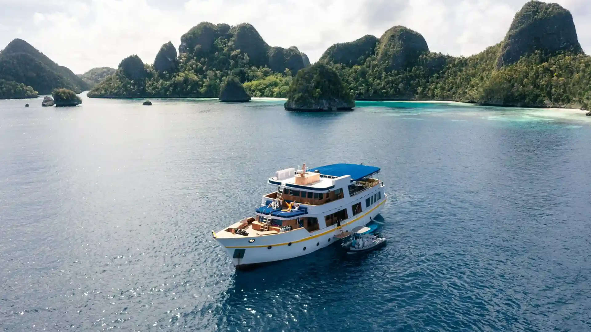 liveaboard raja ampat
