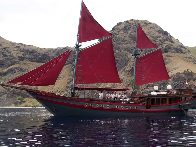 Manta Mae — private charter yacht, exterior